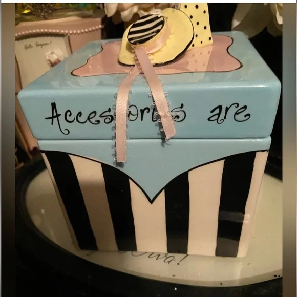 Chic ceramic Striped Accessory Box - Picture 3 of 5